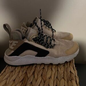 Nike Tan and Black Athletic Shoes